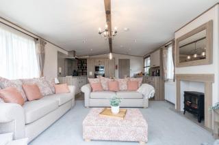 Peaceful Millers Lodge at The Cotswold Water Park - South Cerney - 4