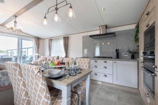 Peaceful Millers Lodge at The Cotswold Water Park - South Cerney - 1