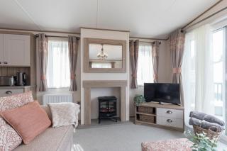 Peaceful Millers Lodge at The Cotswold Water Park - South Cerney - 2