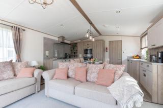 Peaceful Millers Lodge at The Cotswold Water Park - South Cerney - 5