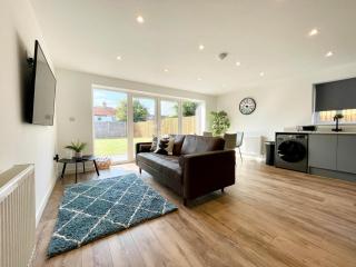 NEW Bungalow - near Quays - Ample Free Parking - Wi-Fi - Gloucester - 0