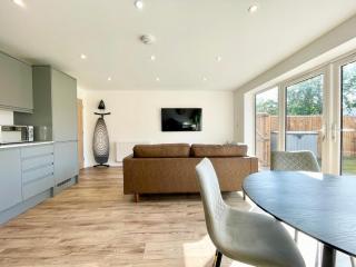 NEW Bungalow - near Quays - Ample Free Parking - Wi-Fi - 6