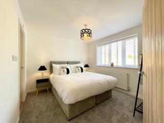 NEW Bungalow - near Quays - Ample Free Parking - Wi-Fi - Gloucester - 4