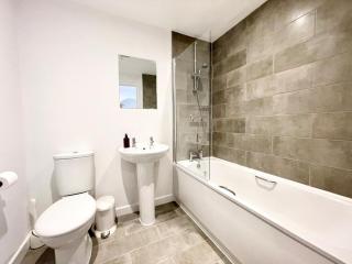 NEW Bungalow - near Quays - Ample Free Parking - Wi-Fi - 2