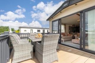 Peaceful Millers Lodge at The Cotswold Water Park - South Cerney - 0