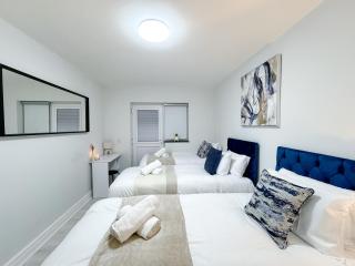 Modern & Cozy - City Centre 2-Bed Flat with Garden - 3