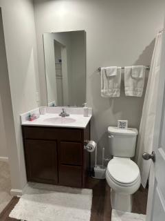 Bright & Airy 2BR Townhouse - Washington - 2