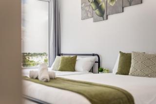 City View 2BR I Parking I King Bed I Workspace - Dallas - 6