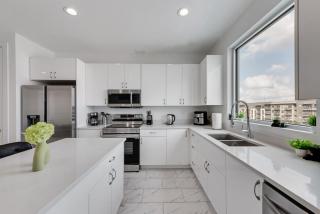 City View 2BR I Parking I King Bed I Workspace - Dallas - 3