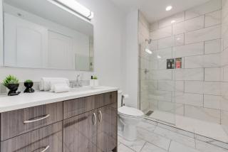 City View 2BR I Parking I King Bed I Workspace - Dallas - 2