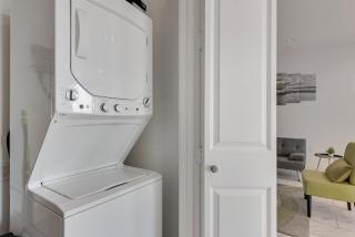 City View 2BR I Parking I King Bed I Workspace - Dallas - 1