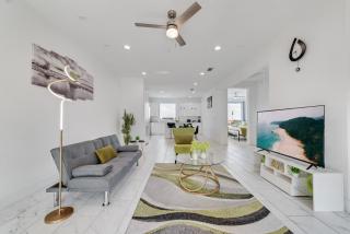 City View 2BR I Parking I King Bed I Workspace - Dallas - 0