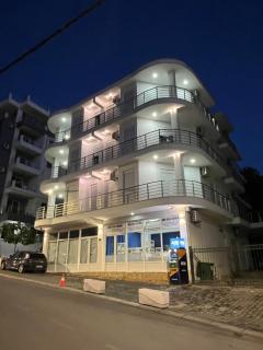 White Pearl Apartments - Bar - 0