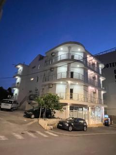 White Pearl Apartments - Bar - 9