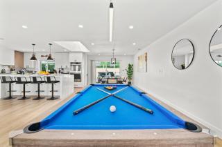 Stunning 4-bedroom, 3-bath home with a 2-bedroom, 1-bath guest house, featuring a pool, spa, game room, and scenic views! - San Diego - 9