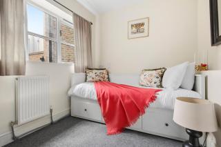 Flat on Broadway Market with Patio - 3
