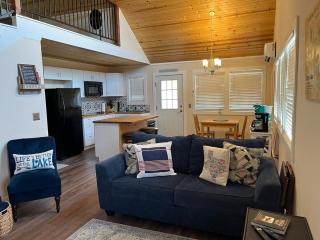 The Lonesome Dove Lake Cabin - Canyon Lake - 5