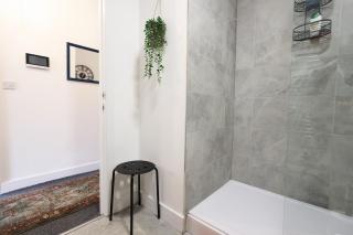 26 7 mins Stadium Central Apart sleeps 4 - Cardiff - 5
