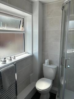 Family and Contractor 4BR All En-suite Apt with Free WiFi and Parking - Warwick - 8