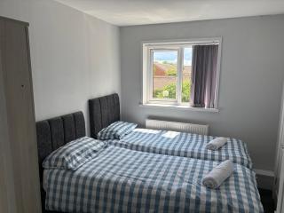 Family and Contractor 4BR All En-suite Apt with Free WiFi and Parking - Warwick - 9