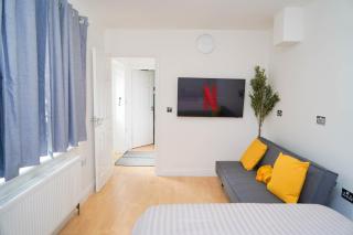 Garden Level Flat Heathrow airport 20 min, 7 min Tube Fast WiFi - Londra - 0