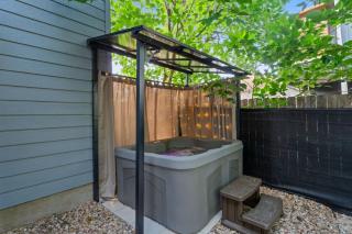 East Austin Retreat with Patio, Grill, Hot Tub, & Swing Set - Austin - 7
