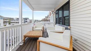 Sleeps 8 - Walk to Beach - Bright OC Condo - Ocean City - 8