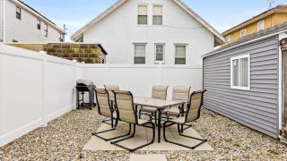 Modern Beach Retreat Sleeps 8 - Big Yard & BBQ - Ventnor City - 3