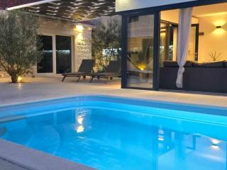 Villa TM with private heated pool, poolhouse & private garage - Milna - 8
