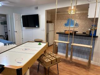 NEW Beach Home with Canopy Bed and Work Spaces - Manhattan Beach - 8