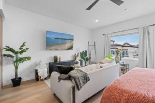 King Bed + Fire Pit | Top Floor w/ Epic Views - San Diego - 1