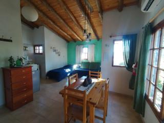 Casas HG-Desayuno sencillo entregado al check in-Pileta normal y climatizada en predio a 5 minutos en auto-Acepta mascotas bajo petición-Cochera para 1 auto - 7