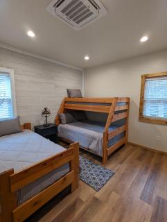 The Perfect Pair, Cozy Cottage Lakeside & Hillside Hangout for Large Groups - Pinetop-Lakeside - 2