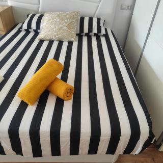 APARTAMENTO ESTUDIO LOFT en el Centro para 3 o 4 Personas Cama doble y sofá cama Check in a partir de las 15 y 30 min pm , check out hasta las 12 h con wifi Piscina impresionante con tumbonas y bar abierto de 12 a 20 pm Parking gratuito muy cercano - 0