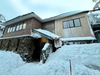 Spacious Group Getaway - Fireplace - 75TV - Mega Fast Wi-Fi - 3