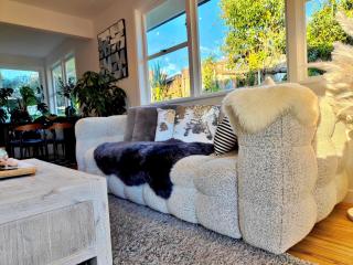 3BR Luxe Home - 1200 sqm Land - New Reno with Parking & AC - 3mins from Motorway - Auckland - 3