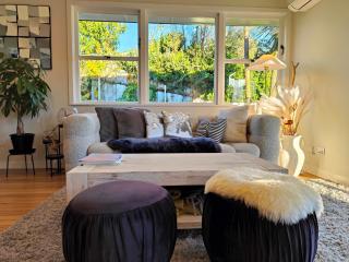 3BR Luxe Home - 1200 sqm Land - New Reno with Parking & AC - 3mins from Motorway - Auckland - 2