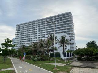 New Apto Beach Front & Close to Airport - 1