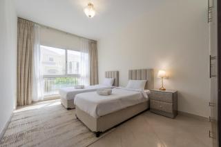 Beachside 4BR Pool Villa Steps to Lake RAK - Ras al-Khaimah - 2