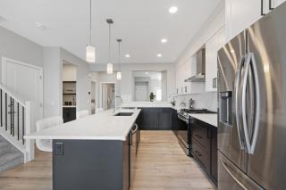 Luxury and Spacious 5 bedroom home in Calgary near YYC - Calgary - 1