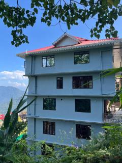 Above The Clouds Restro & Inn - Temi - 0