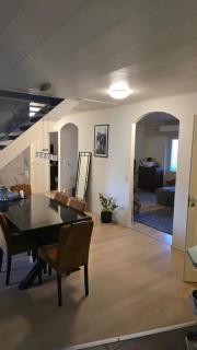 120n Villa Hietala paritalo, 1-8henkilön LUXUS majoitus, 3x160cm jenkkisängyt Löhösohvat, iso takaterassi, täyd keittiö Kodink, laatu sauna, Takka, Tv 75" x2, 2wc, autokatos, avainboxi koodilla, itsekirjaus 24h, wifi ja 500mb kuitunetti, kuivaava pesukone - Seinäjoki - 3