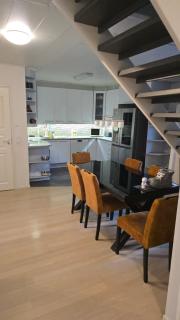 120n Villa Hietala paritalo, 1-8henkilön LUXUS majoitus, 3x160cm jenkkisängyt Löhösohvat, iso takaterassi, täyd keittiö Kodink, laatu sauna, Takka, Tv 75" x2, 2wc, autokatos, avainboxi koodilla, itsekirjaus 24h, wifi ja 500mb kuitunetti, kuivaava pesukone - Seinäjoki - 6