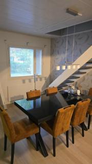 120n Villa Hietala paritalo, 1-8henkilön LUXUS majoitus, 3x160cm jenkkisängyt Löhösohvat, iso takaterassi, täyd keittiö Kodink, laatu sauna, Takka, Tv 75" x2, 2wc, autokatos, avainboxi koodilla, itsekirjaus 24h, wifi ja 500mb kuitunetti, kuivaava pesukone - Seinäjoki - 5