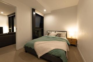 Serene Escape 2BR Apt in CBD, Parking, Pool - 6