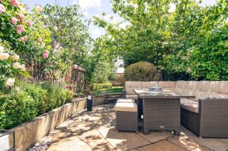 Gorgeous Townhouse with Garden & Open Living - Cheltenham - 0
