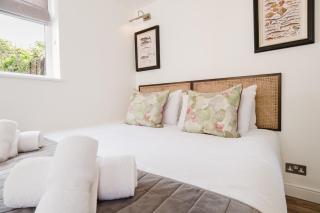 Gorgeous Townhouse with Garden & Open Living - Cheltenham - 9