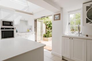 Gorgeous Townhouse with Garden & Open Living - 6