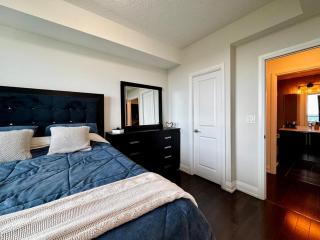Prime Location with Stunning Views and Free Parking - Vaughan - 4