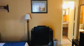 Travelodge by Wyndham Bay Shore Long Island - Bay Shore - 2